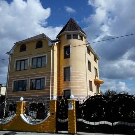 Будинок в елітному районі в передмісті